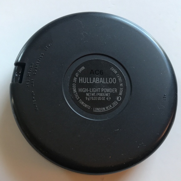 Mac Cosmetics HIghlight Powder in Hullaballoo - Picture 4 of 4